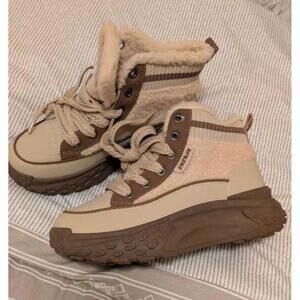 Snow boots